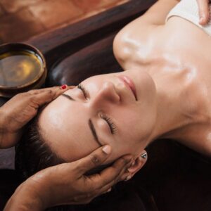 Trattamento ayurvedico Abhyanga con massaggio alla testa e oli caldi lungo i canali energetici, presso Beauty by Passing ad Anzola Emilia.
