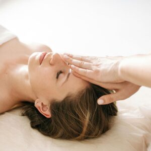 Massaggio ayurvedico Ayur Malish al viso e al corpo con tecnica energetica personalizzata secondo i dosha presso Beauty by Passing ad Anzola Emilia.