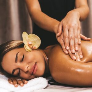 Massaggio ayurvedico Udvartanam con sfregamento di polveri vegetali sul corpo per stimolare la circolazione e depurare i tessuti presso Beauty by Passing ad Anzola Emilia.