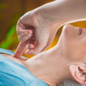 Massaggio ayurvedico Siddhamarma Mardana con stimolazione dei punti marma e utilizzo di oli caldi presso Beauty by Passing ad Anzola Emilia.