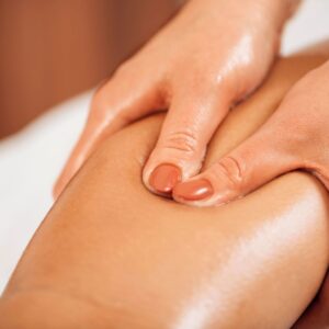 Mani che eseguono il massaggio ayurvedico Kalari Thirummu sui punti Marma, tecnica energetica e rigenerante presso Beauty by Passing ad Anzola Emilia.